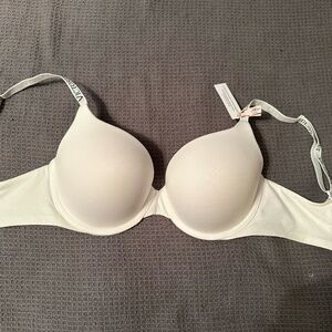 Victorias Secret 34DD push-up bra with convertible straps. NWT, nude.